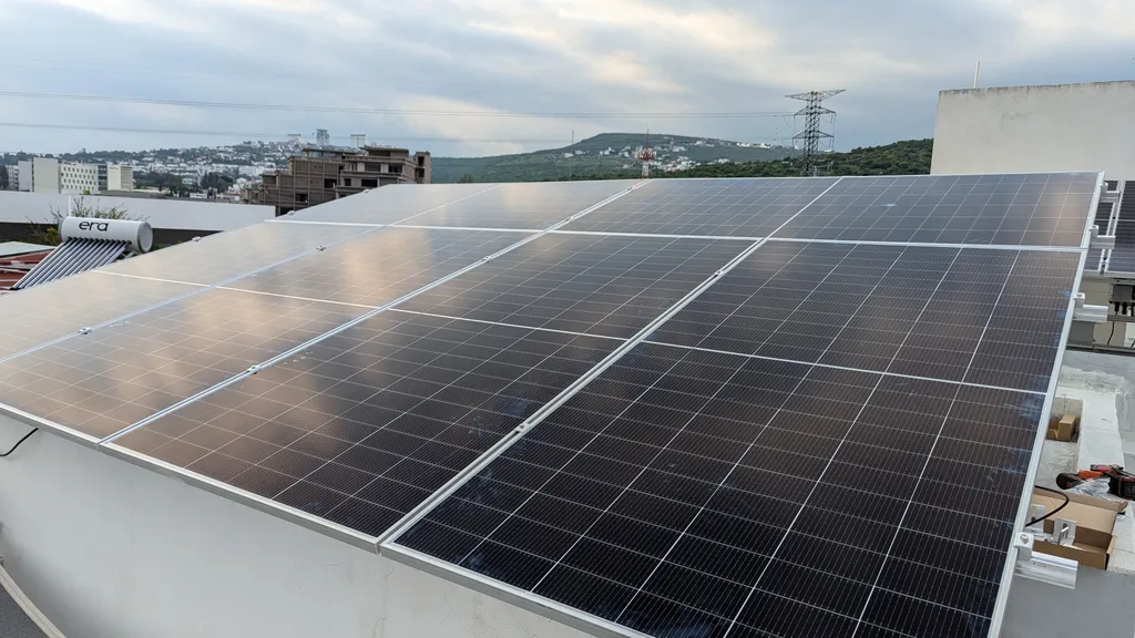 Arreglo fotovoltaico sobre losa en una casa